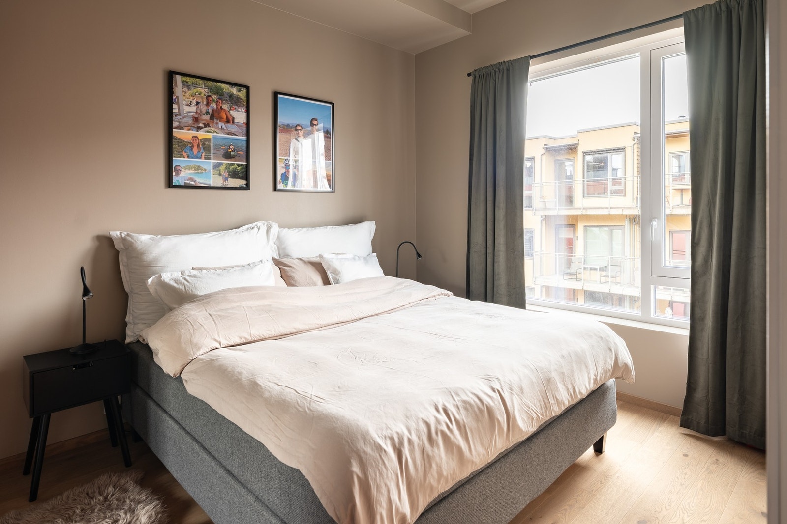 Leilighetens hovedsoverom er av god størrelse og måler hele 11 kvadratmeter. Galleribilde