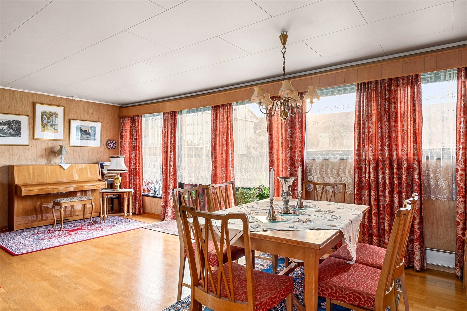 Fra stuen er det skyvedør ut til flott hage og terrasse Galleribilde