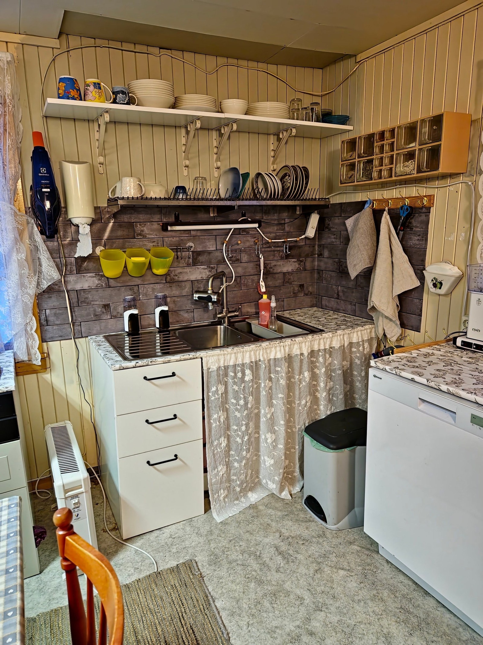 Det er en liten varmtvannsbereder i kran Galleribilde