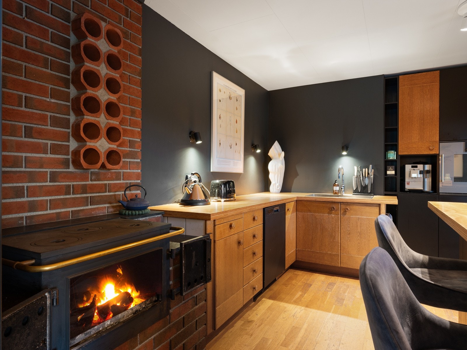 Vedovn med kokeplate på kjøkkenet Galleribilde