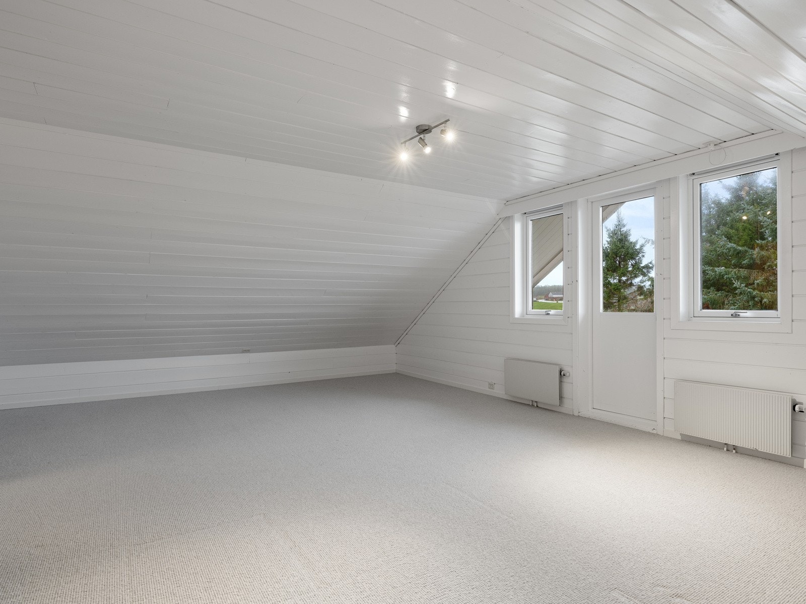 Loftstue med utgang til balkong Galleribilde