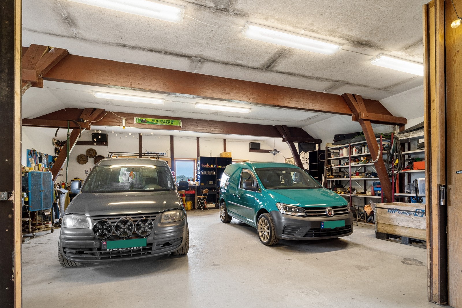 Verksted med betonggulv, varme, benk og god belysning, nyere el-skap hvor du har flere el-kurser/uttak til diverse utstyr/maskiner. Galleribilde