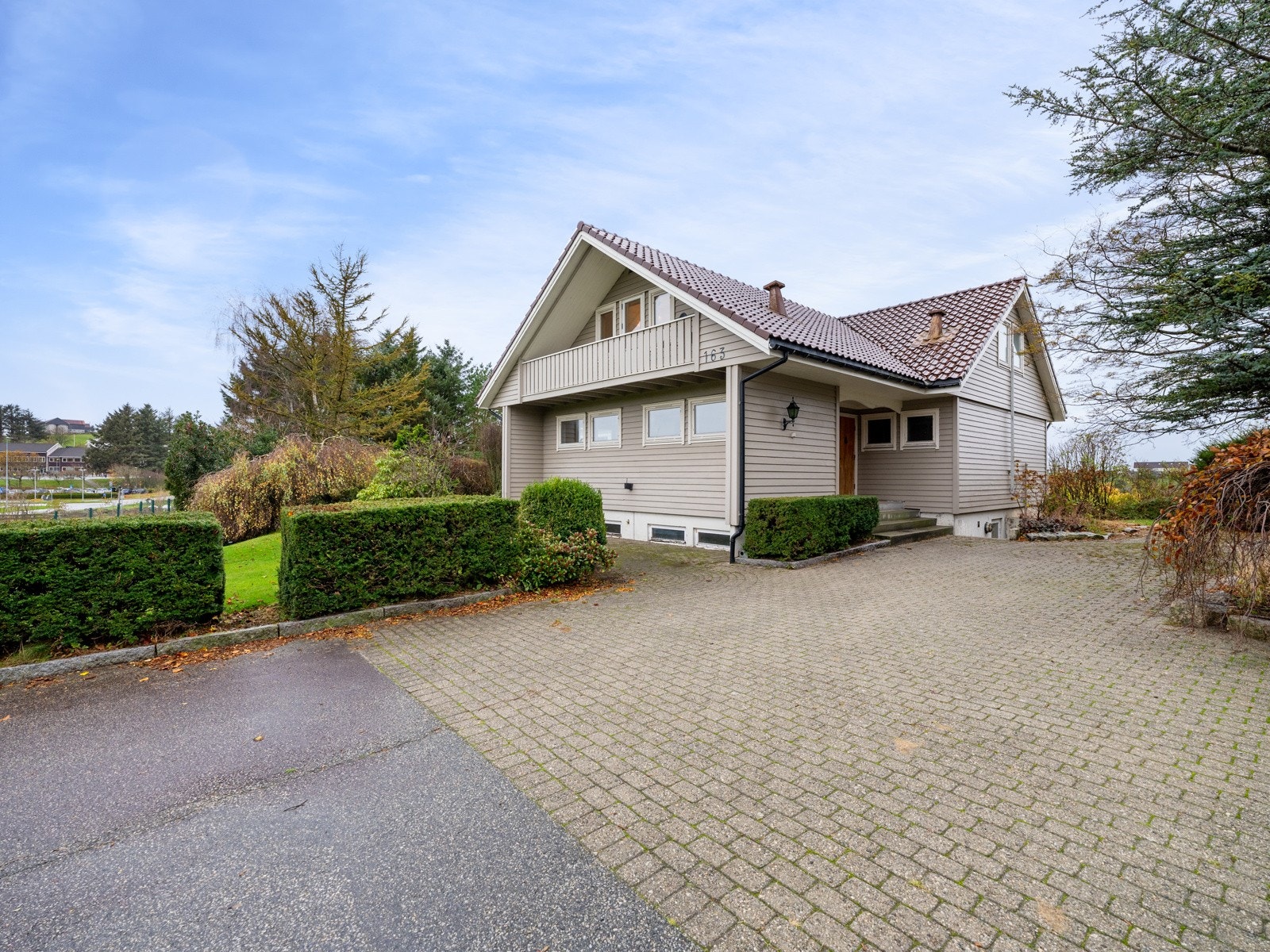 Romslig steinbelagt gårdsrom Galleribilde