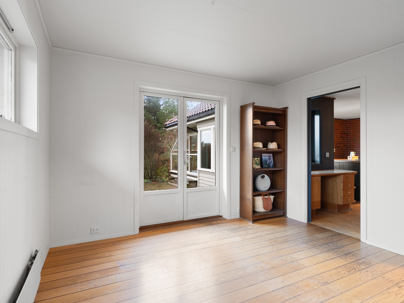 Spisestue med utgang til uteområdet og hage Galleribilde