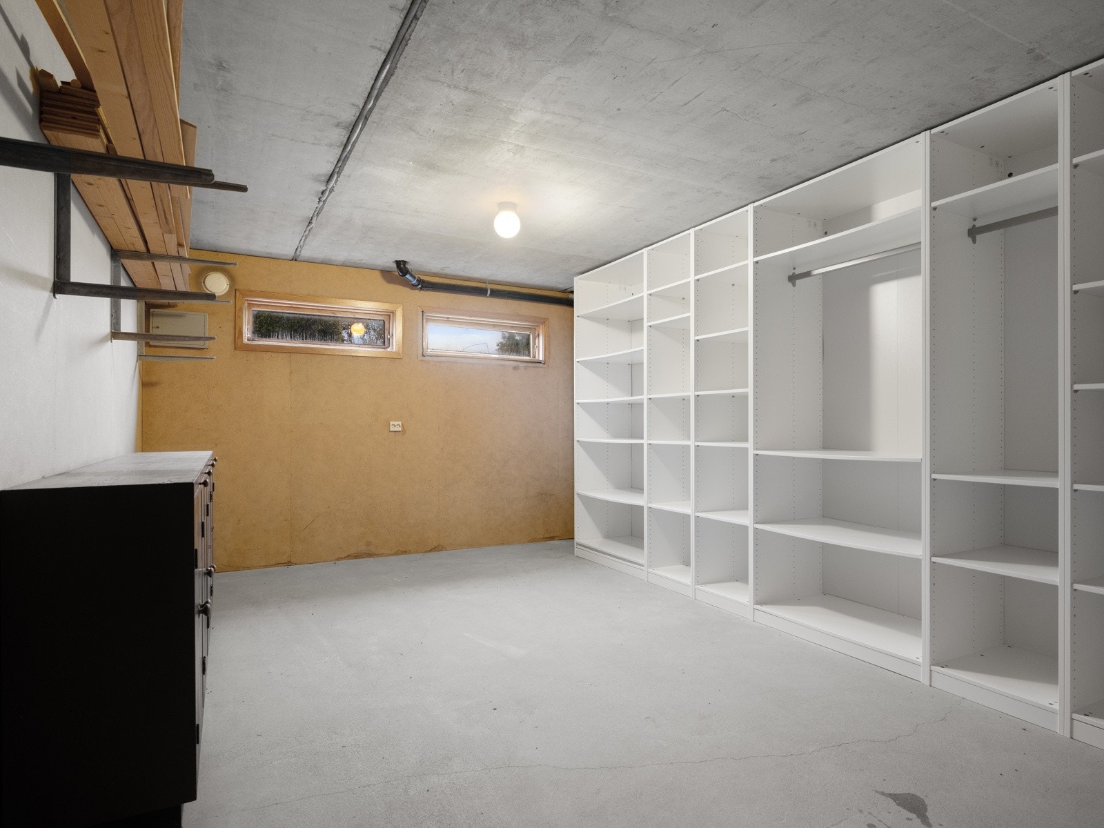 Stor bod med hyller Galleribilde