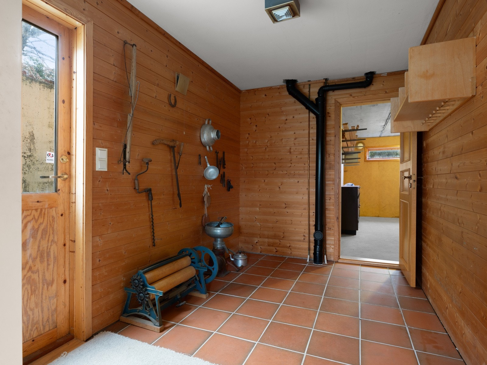 Inngang i kjeller Galleribilde