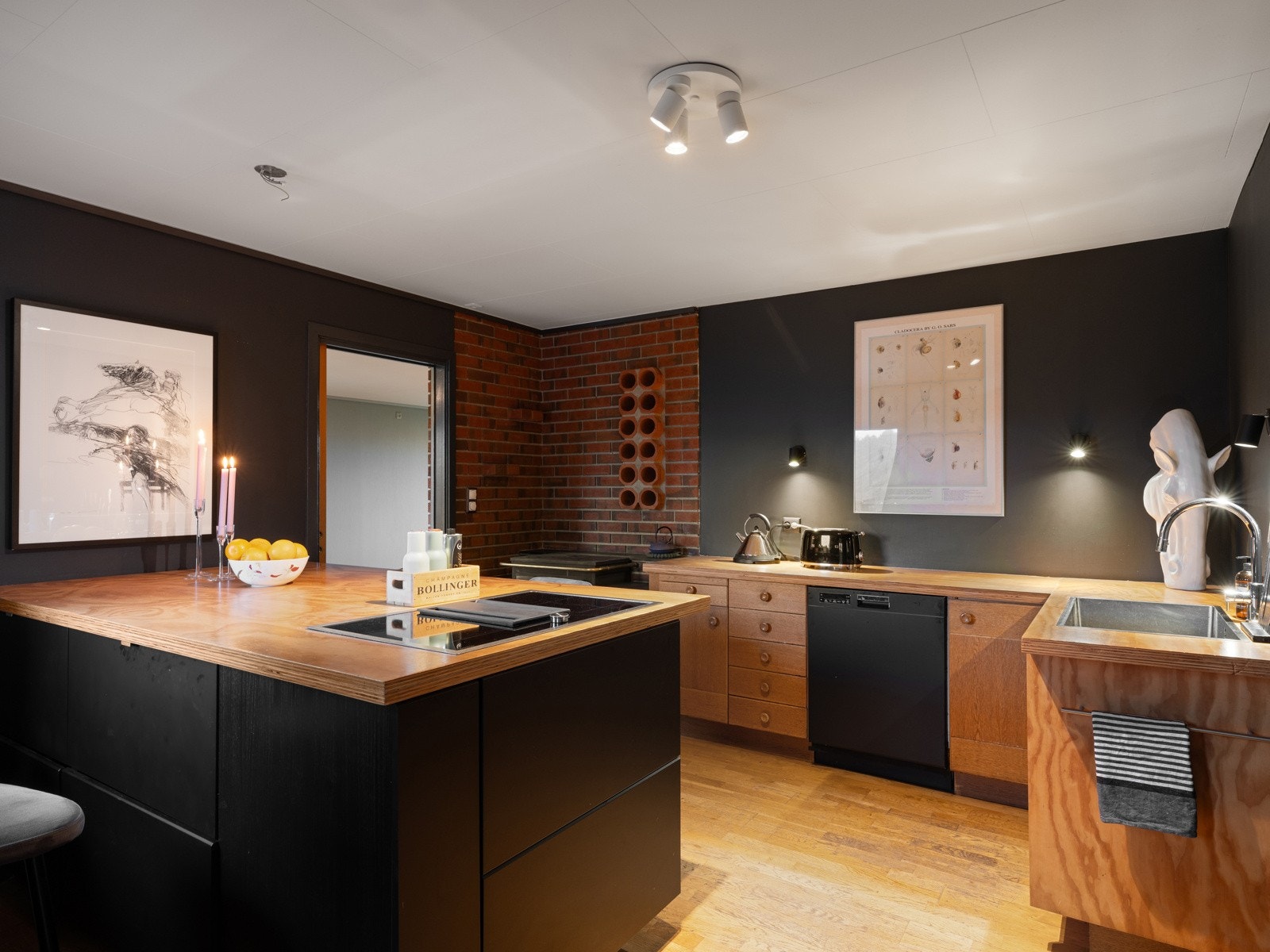 Kjøkken med integrerte hvitevarer Galleribilde