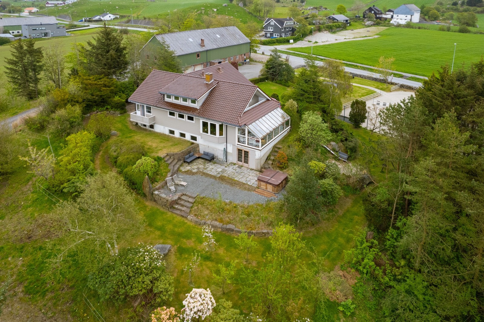 Fasade og hage Galleribilde