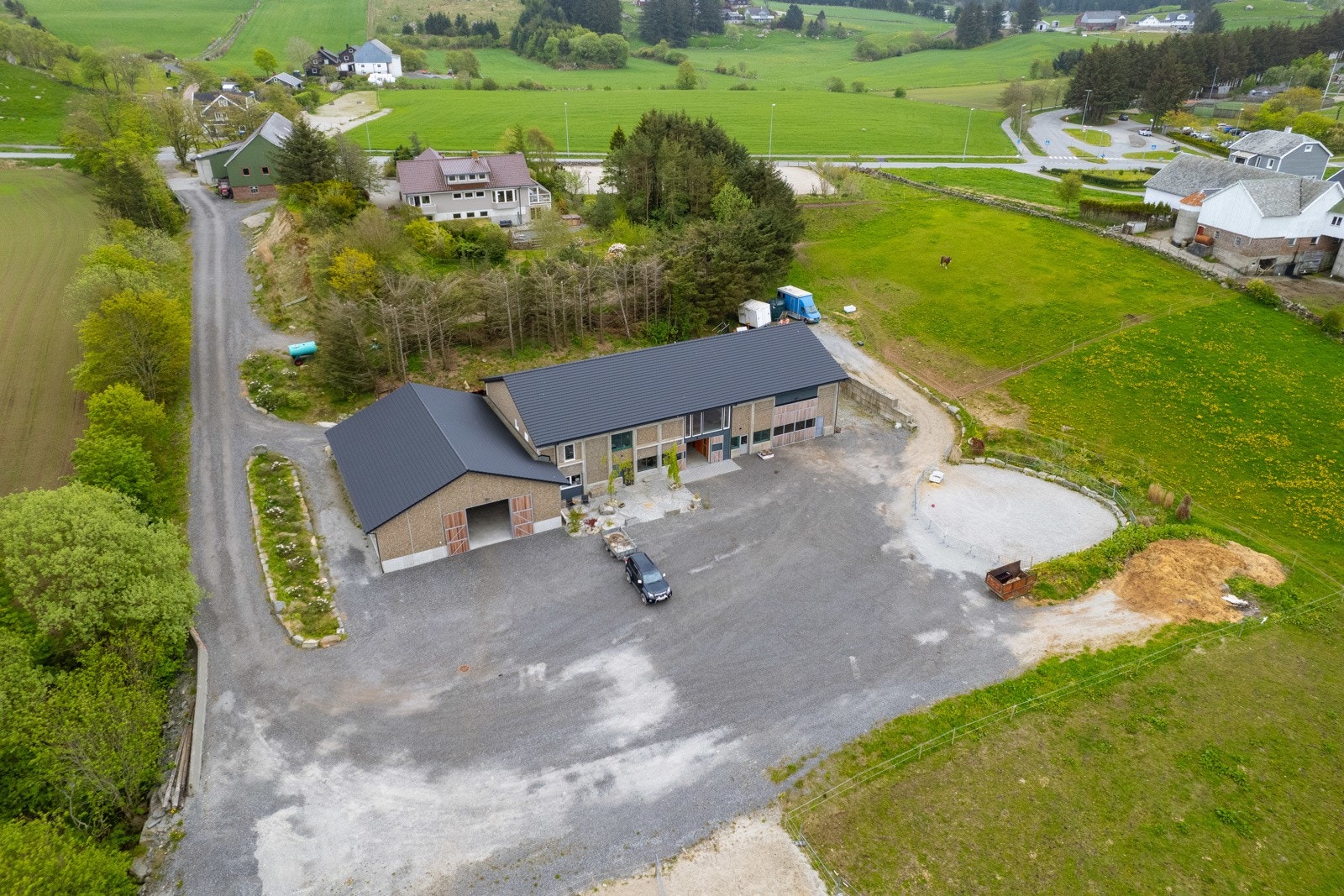 Litlaland - Sentralt beliggende landbrukseiendom - Nybygget fra 2019 i forkant og bolighuset i bakkant Galleribilde