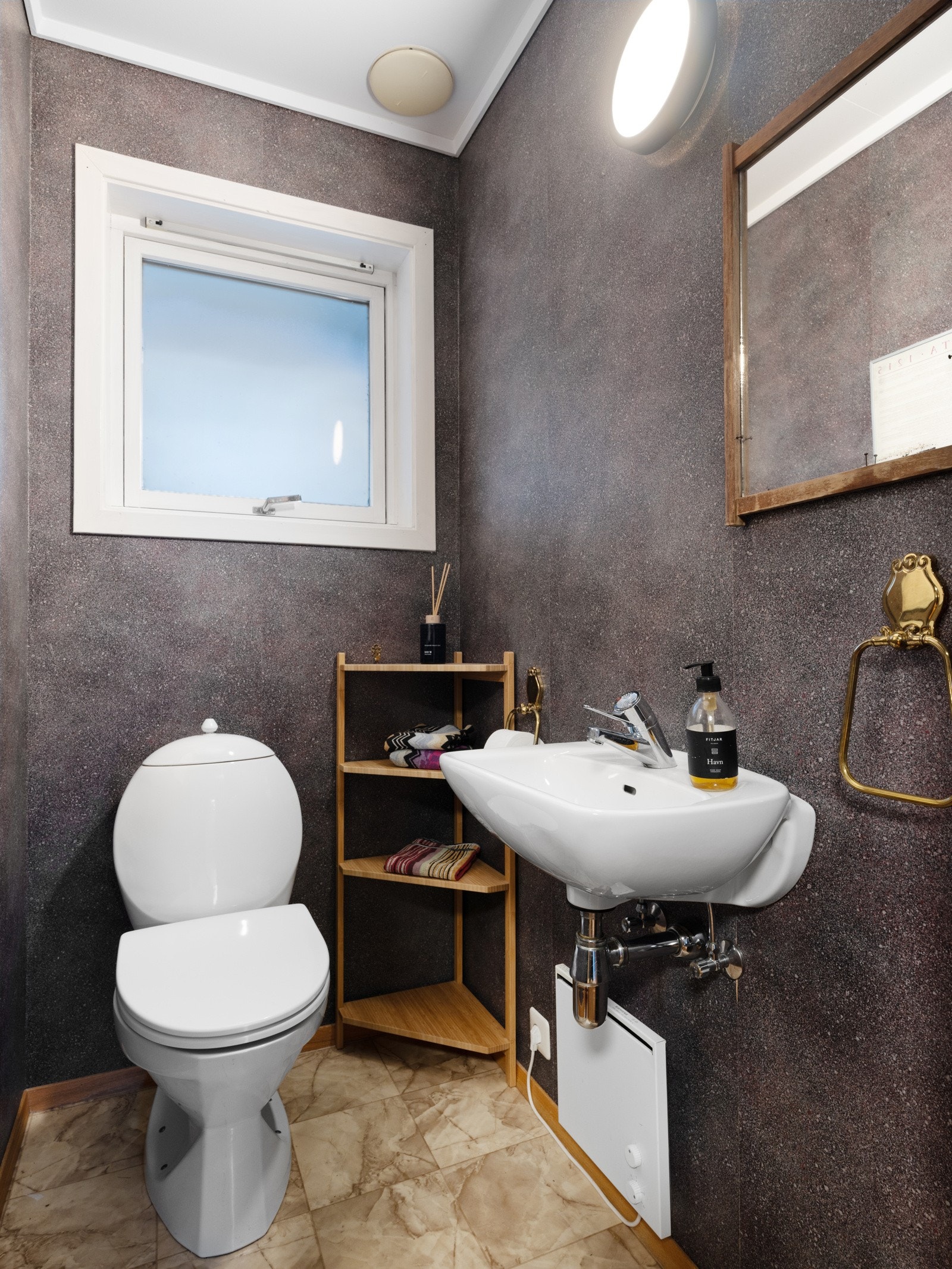 Gjeste-wc i hovedetasjen Galleribilde