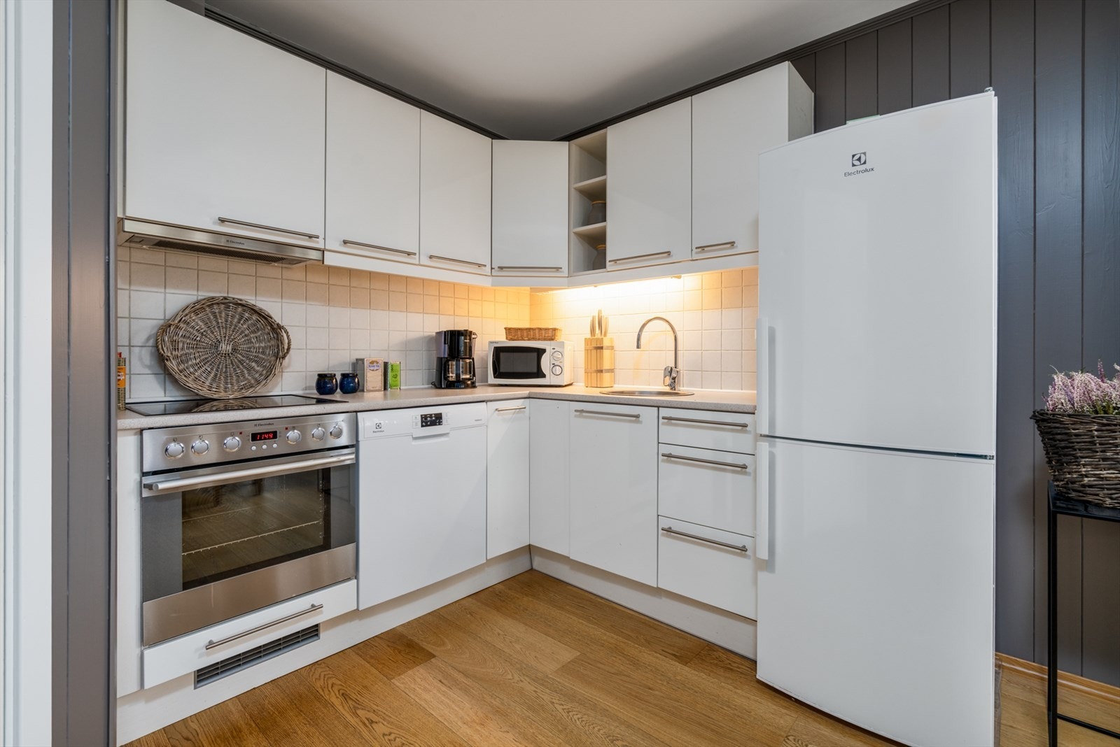 Kjøkken med hvitevarer Galleribilde