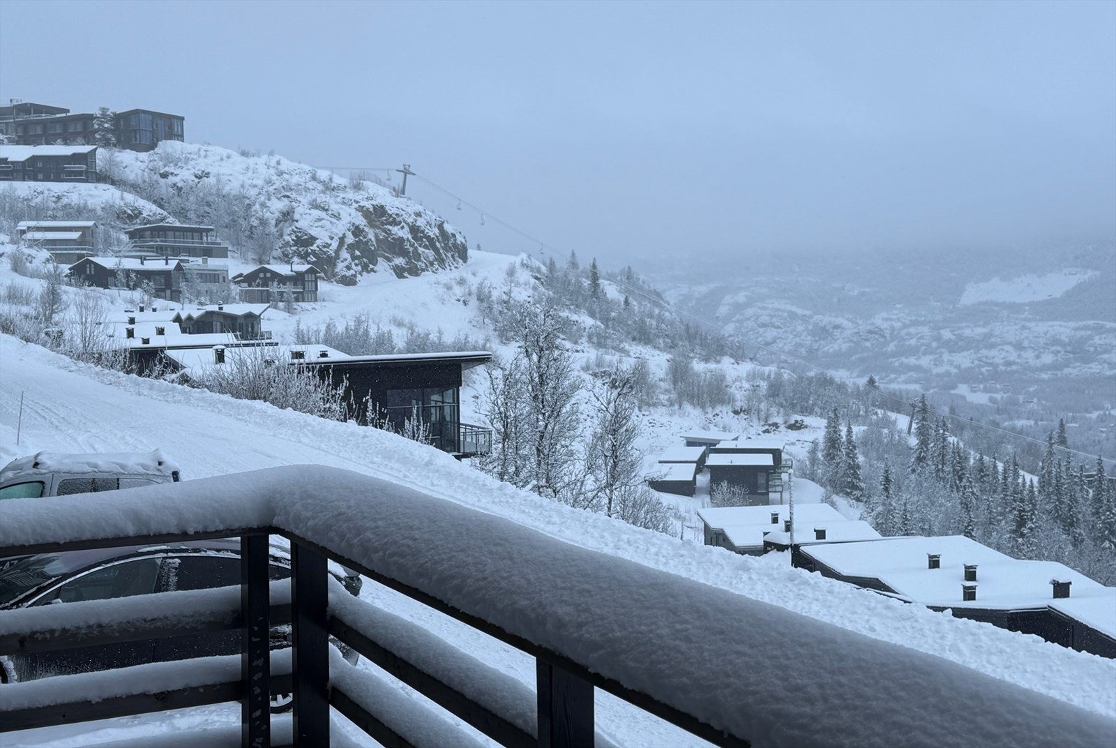 Fra terrassen mot Skarsnuten, foto fra 6. des 2025 Galleribilde