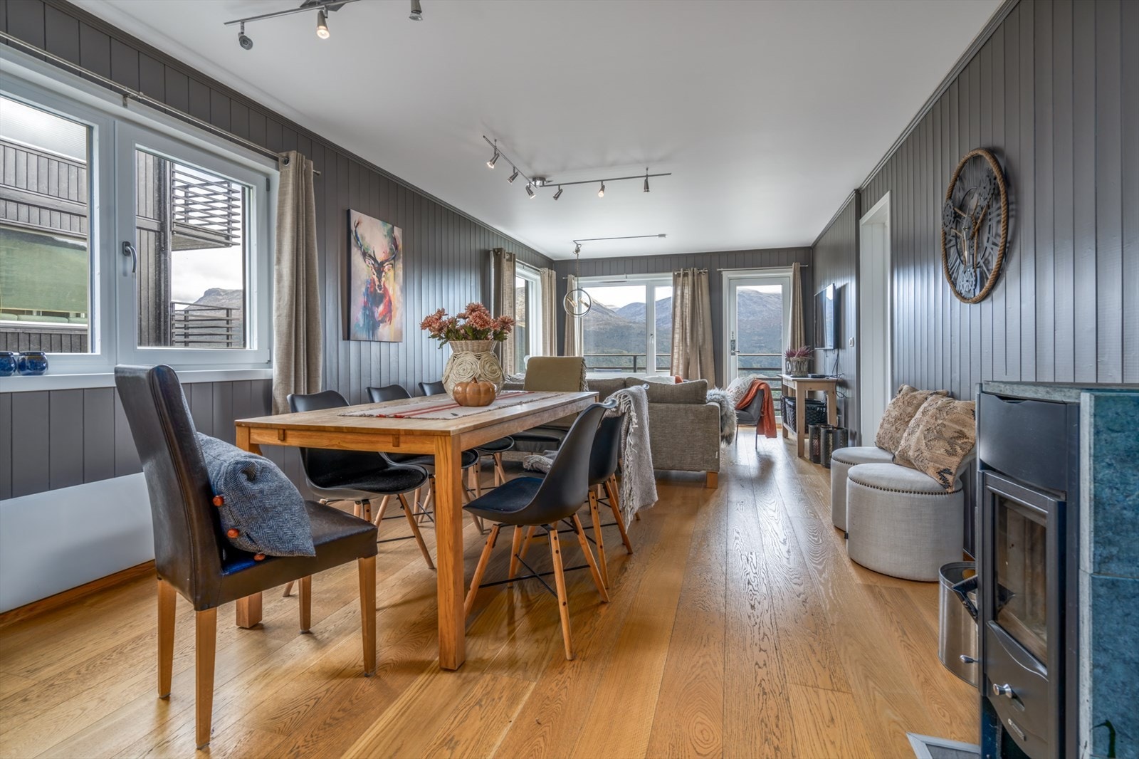 Romslig stue med spisestue, peisovn og utgang til terrasse Galleribilde