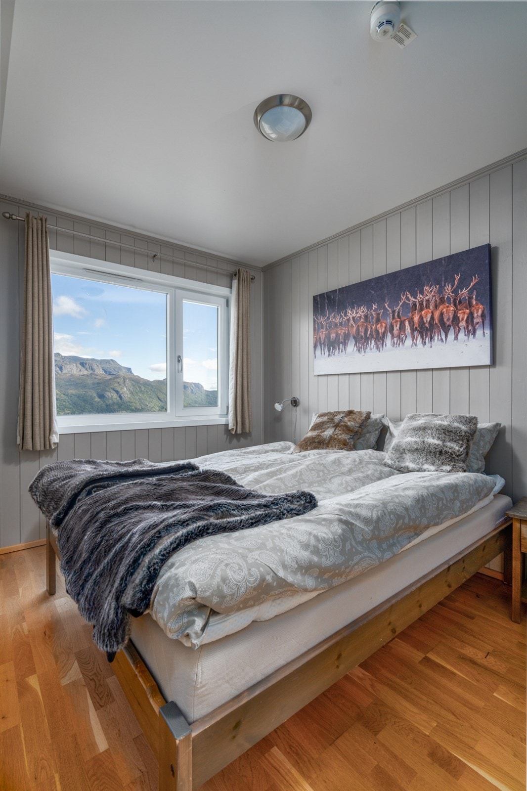 Hovedsoverom med utsikt mot blant annet Skogshorn Galleribilde