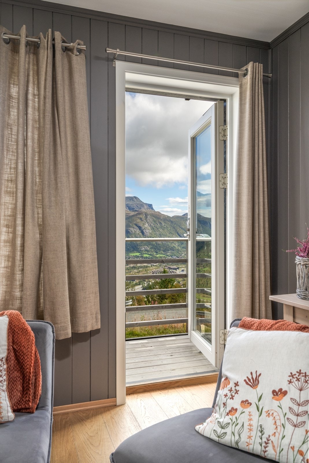 Utgang til terrassen fra oppholdsrommet. Galleribilde