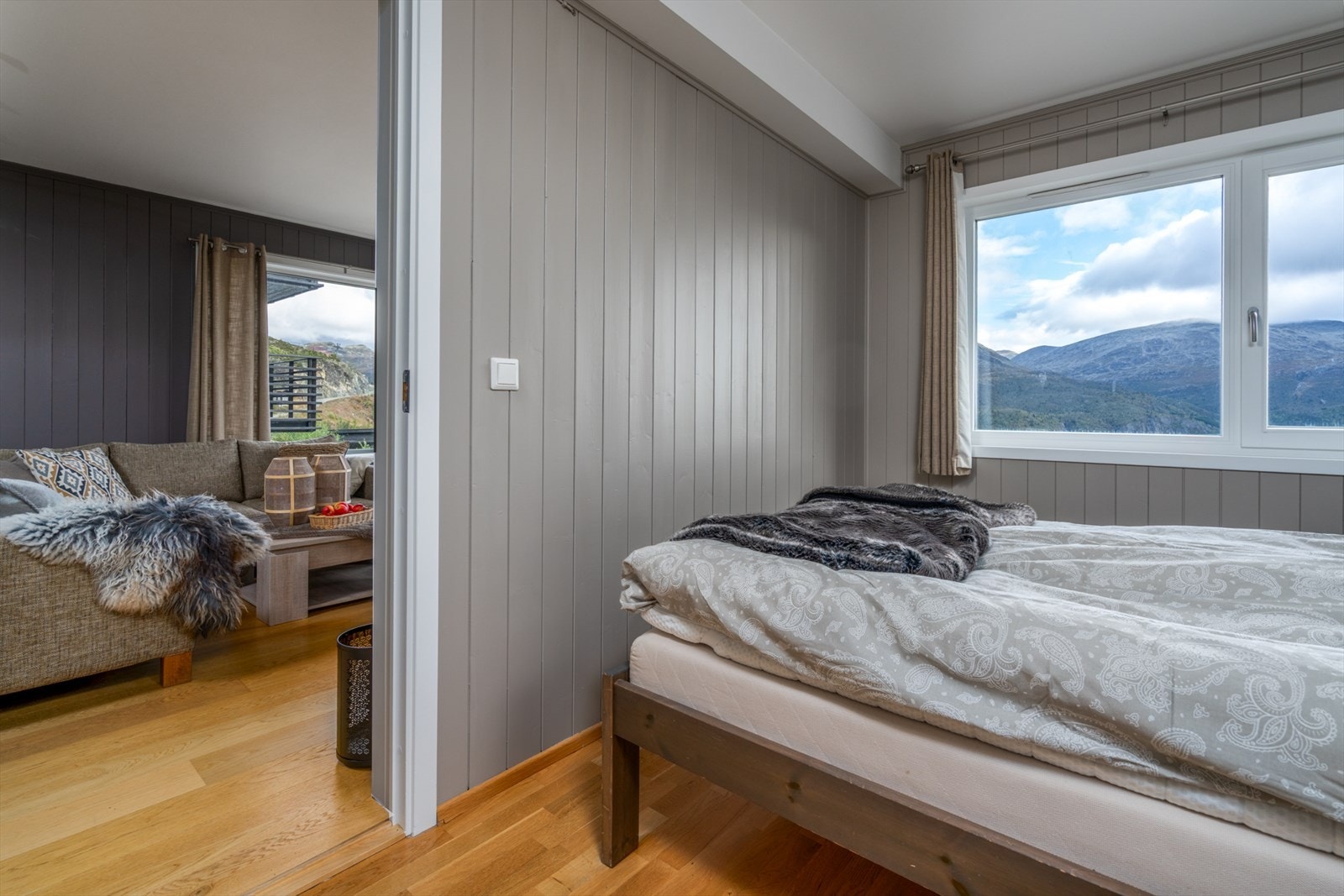 Flott fjellutsikt fra soverommet. Galleribilde