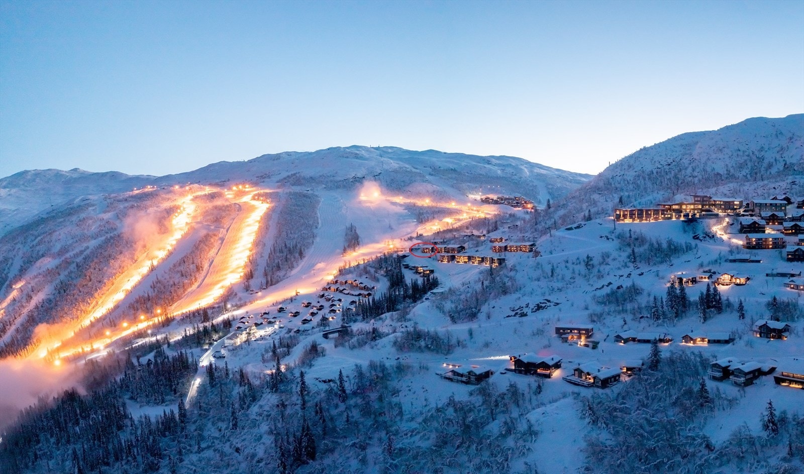 Kveldstemning i Skarsnuten - leilighet markert med rød ring Galleribilde