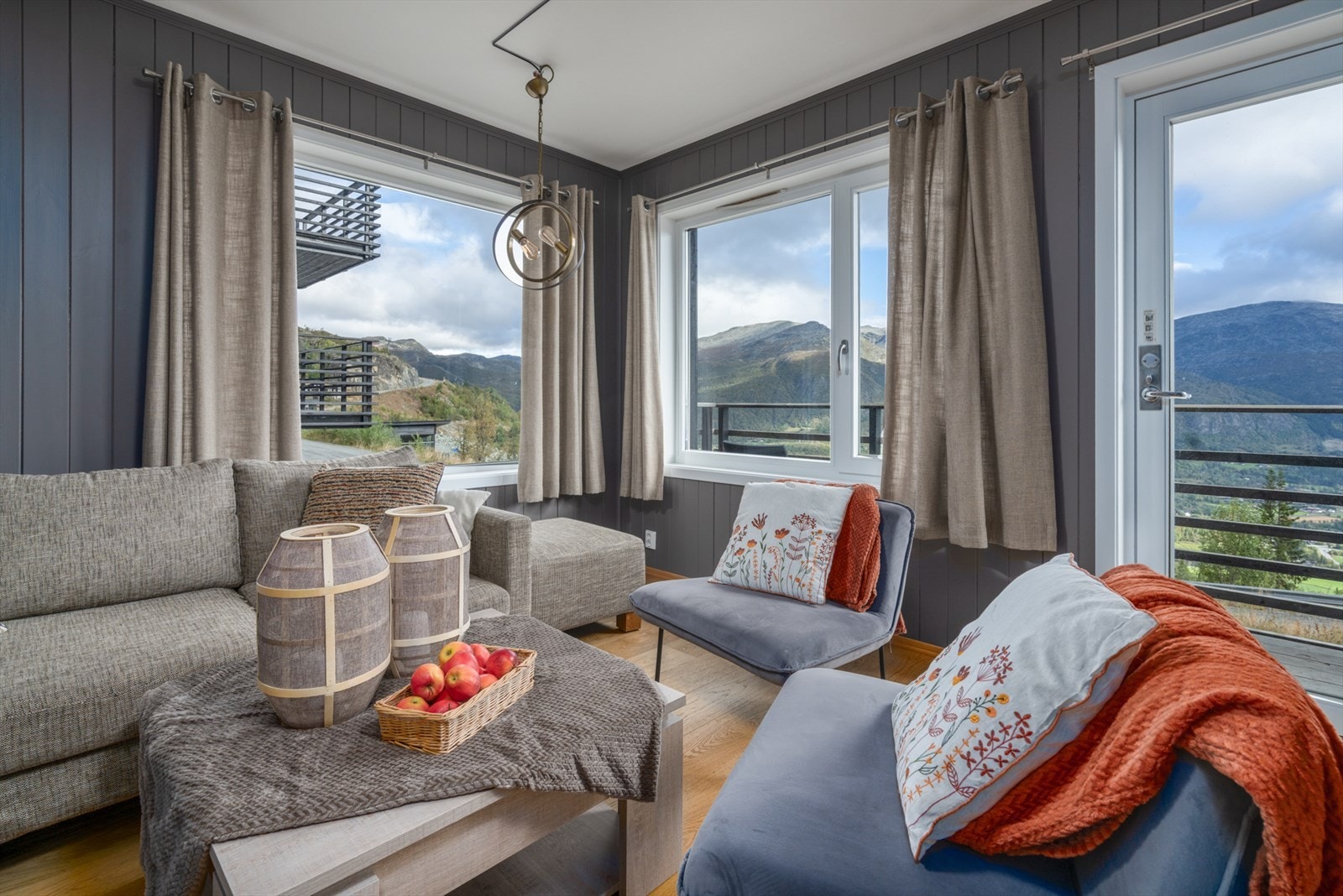 Storslagen utsikt utover dalen og Hemsedals vakre fjell. Galleribilde