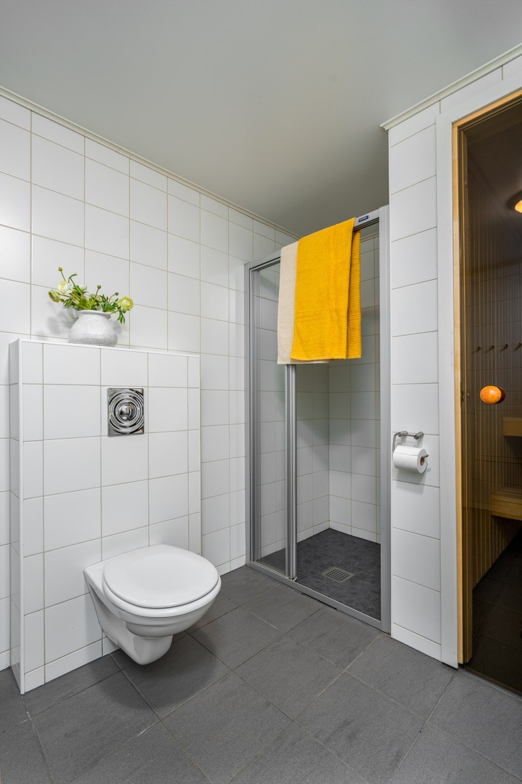 Hovedbad med vegghengt toalett, dusj og badstue. Galleribilde