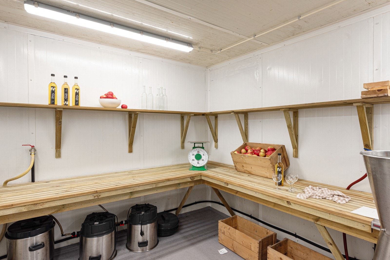 Arbeidsrom med tilhørende kjølerom til foredling av epler. Galleribilde