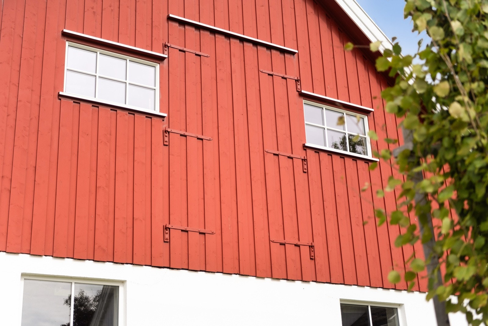 Luke i fasaden på låven som fører direkte inn til møbelverkstedet Galleribilde