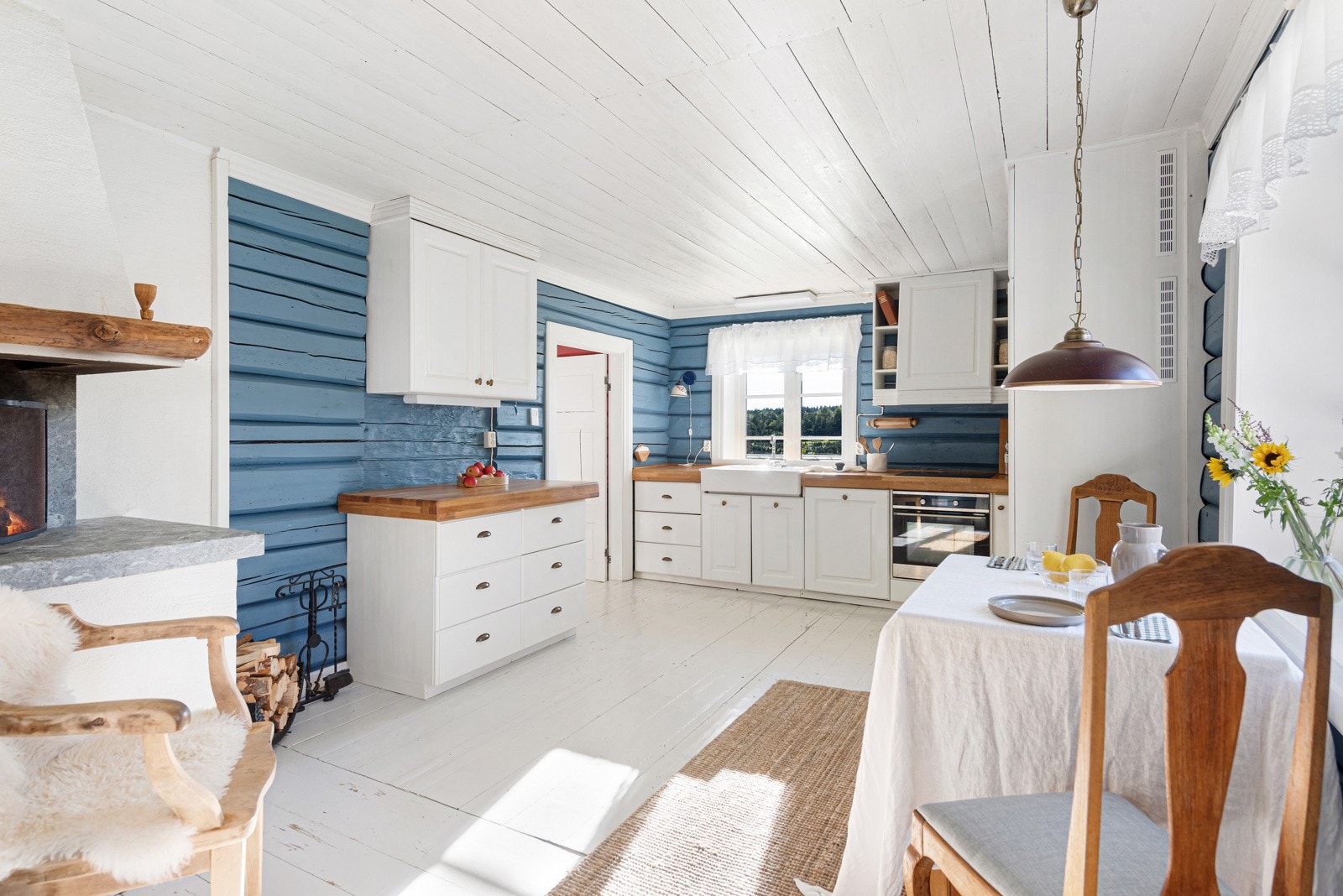 Pent kjøkken i originale farger. Blåfargen er kjent for å holde fluene borte Galleribilde