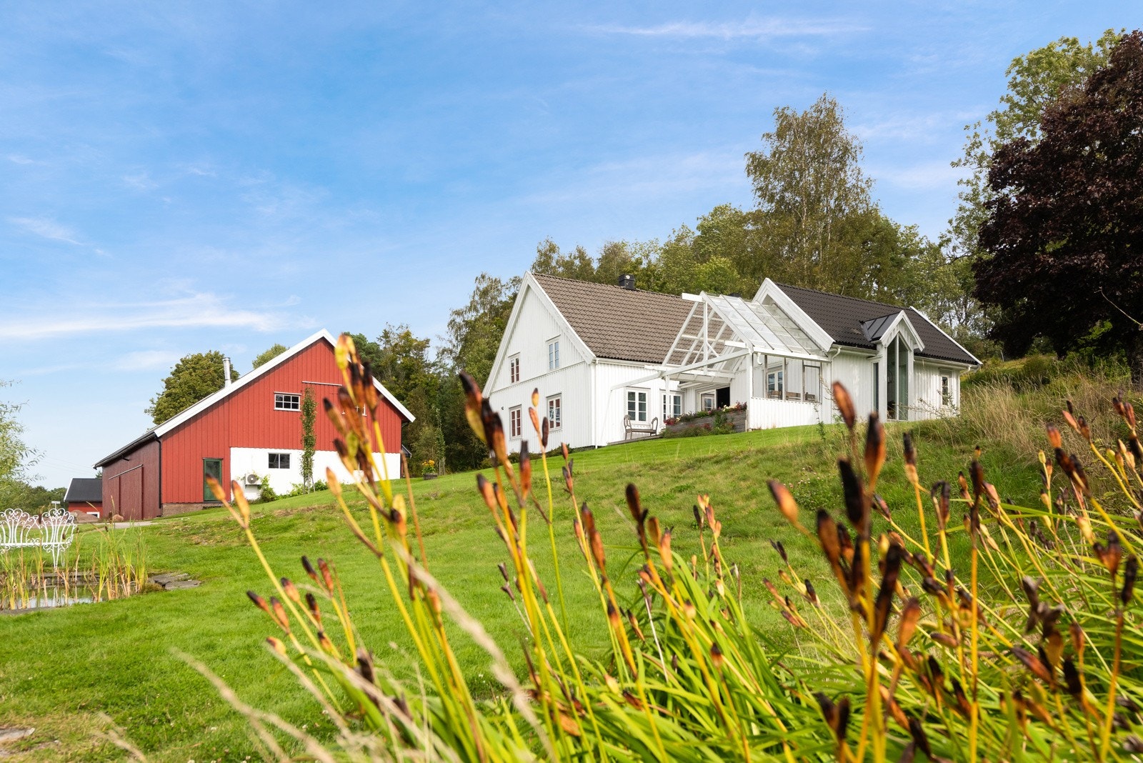 Fasade på våningshus og låve Galleribilde
