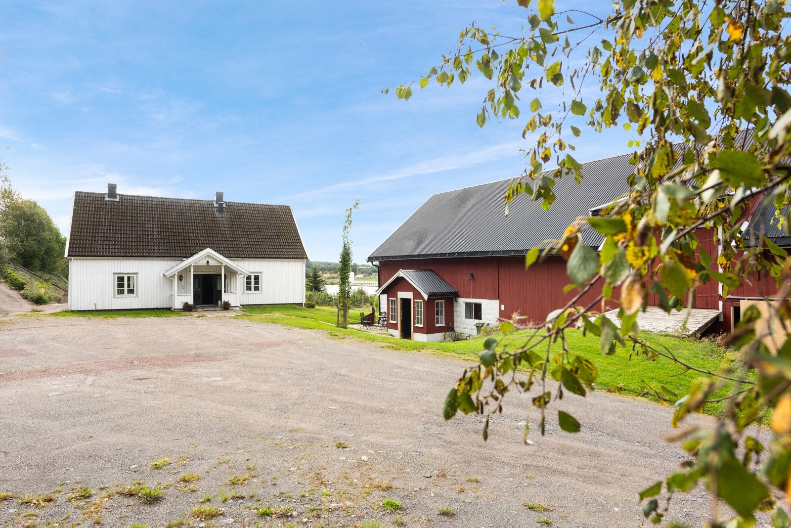 Stor gårdsplass med plass til flere biler eventuelt varelevering Galleribilde