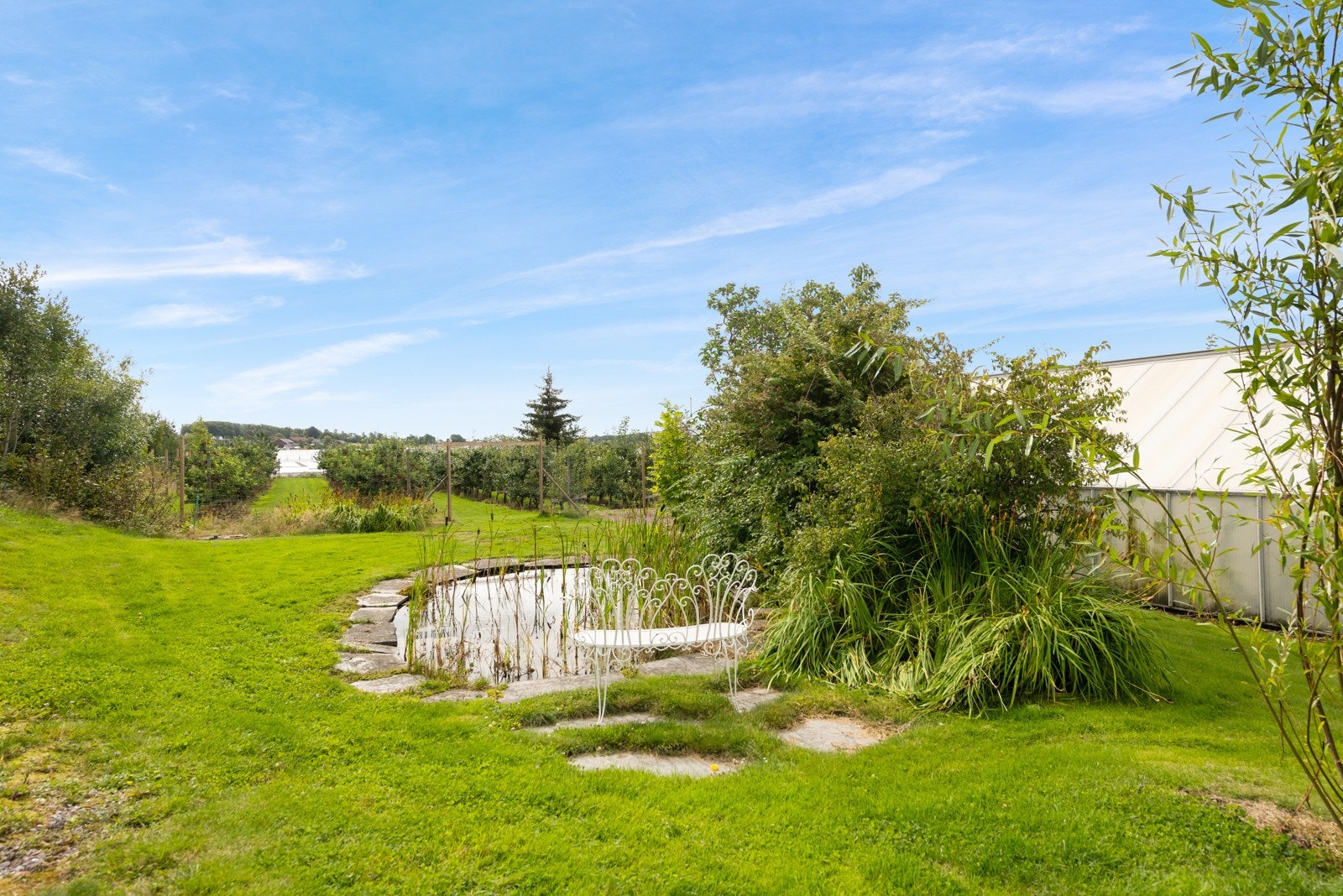 Pent opparbeidet uteområde med egen dam Galleribilde