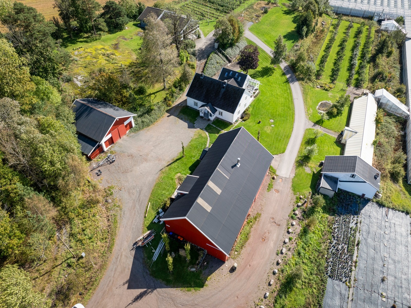 Eiendommen er godt vedlikeholdt og pent opparbeidet uteområder Galleribilde