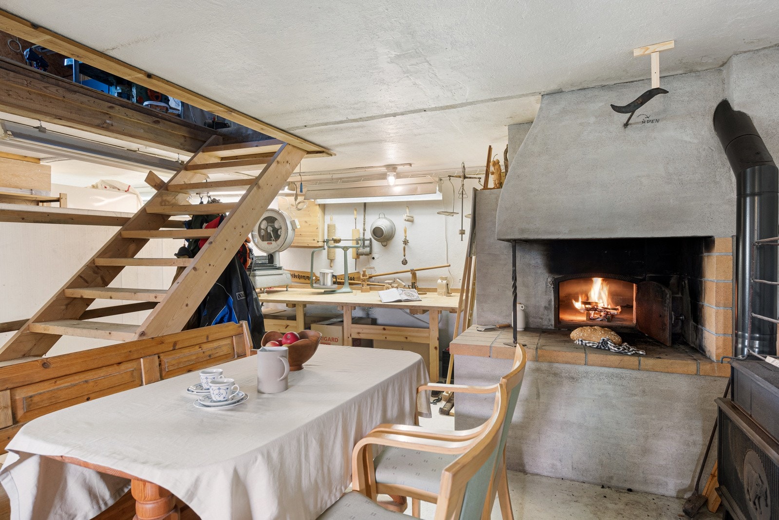 Stor bakerovn og elteapparat Galleribilde