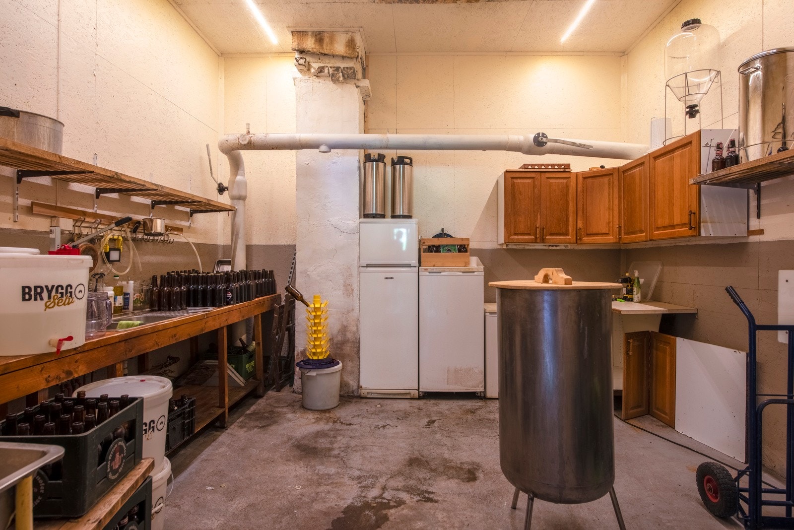 Ølbryggeri i gammelt fyrrom i tilknytning til drivhuset Galleribilde