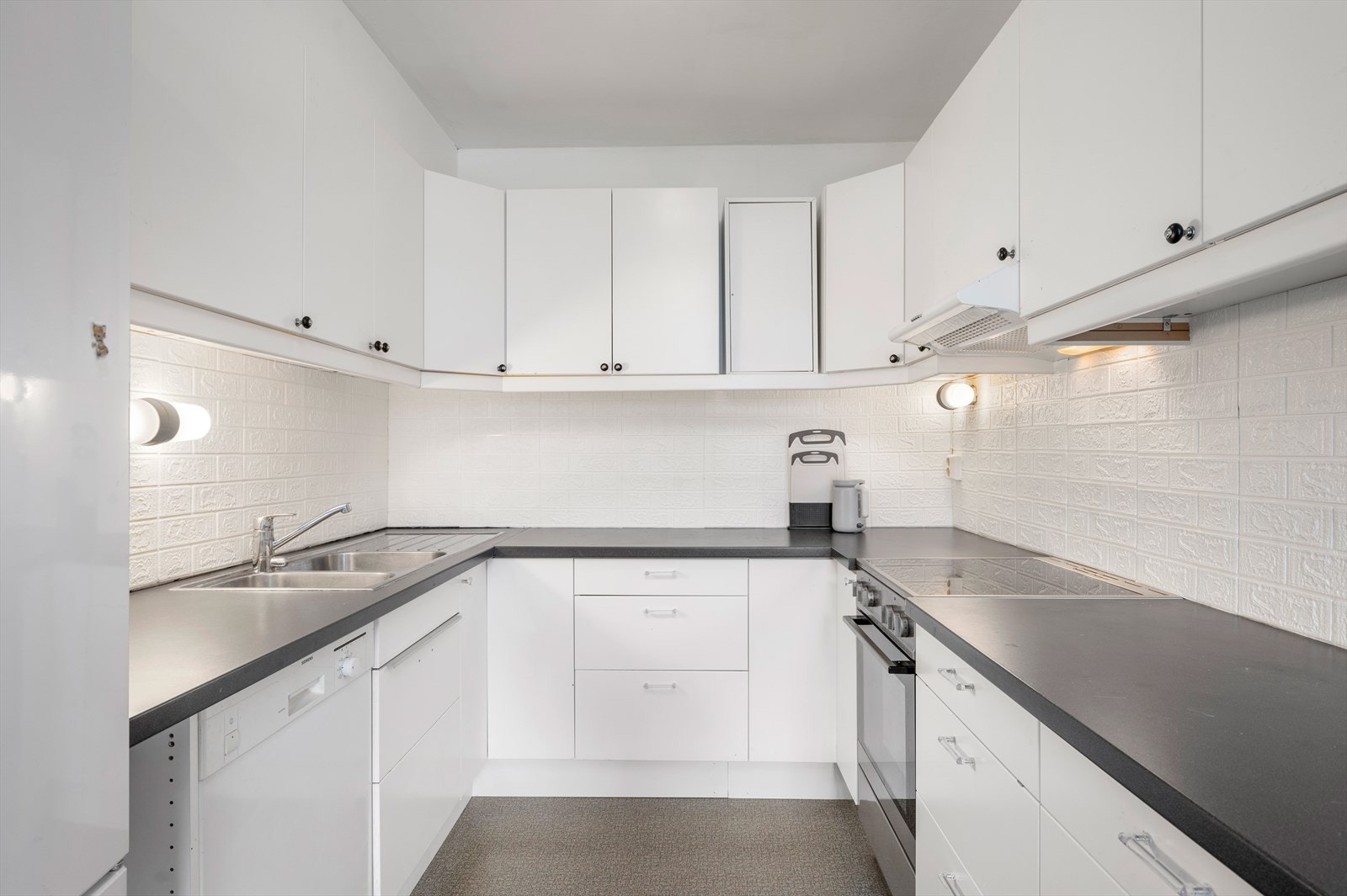 Kjøkkenet på 12,5m² er utstyrt med blant annet mekanisk avtrekksvifte over stekesonen, opplegg for oppvaskmaskin og benkebereder. Galleribilde