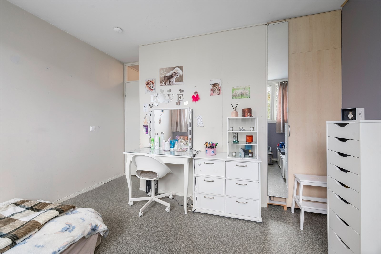Soveromet har godt med lysinnslipp og byr på flere møbleringsmuligheter. Galleribilde