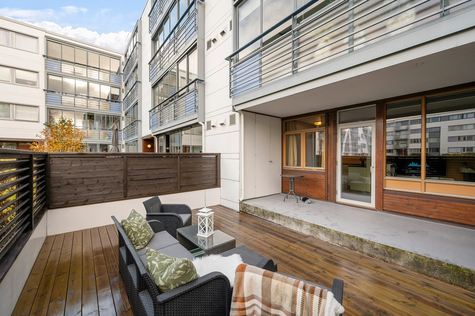 I borettslaget er det kun noen få leiligheter med stor terrasse. Disse leilighetene ligger i første etasje og utgjør en kvalitet som skiller seg ut fra de øvrige. Galleribilde