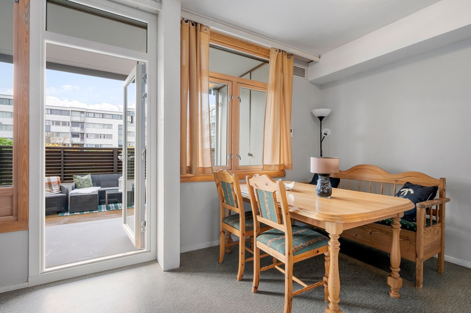 Stuen har et areal på 22 m² og tilbyr fleksible møbleringsmuligheter, blant annet plass til spisebord. Galleribilde