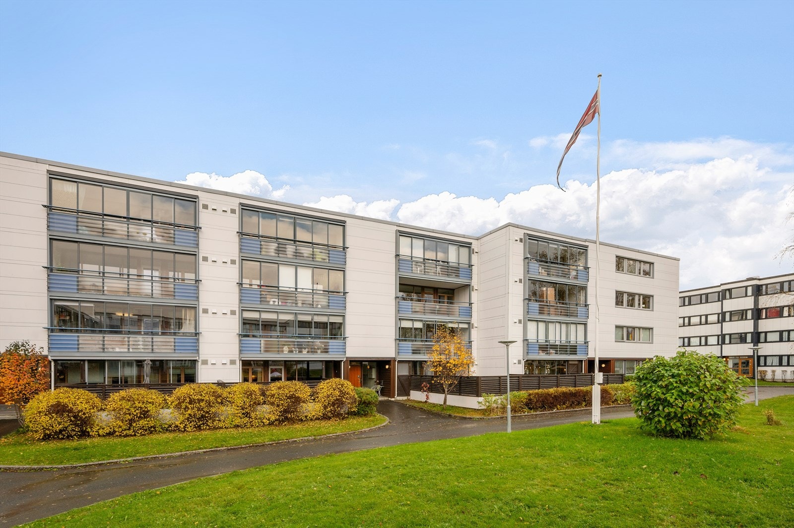 Leiligheten på Saupstad befinner seg i et rolig og barnevennlig boligområdet som byr på "alle" servicetilbud, samt fasiliteter som bibliotek, helsehus og 3T treningssenter. Galleribilde