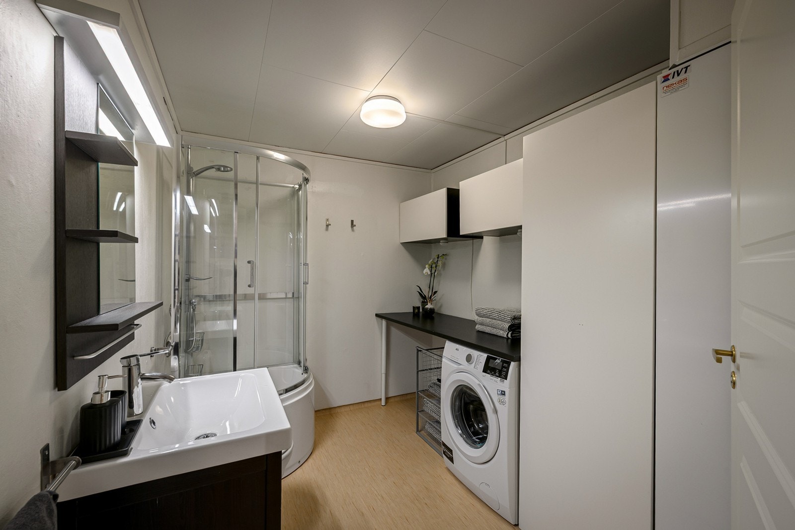 Romslig bad med opplegg for vaskemaskin/tørketrommel. Galleribilde