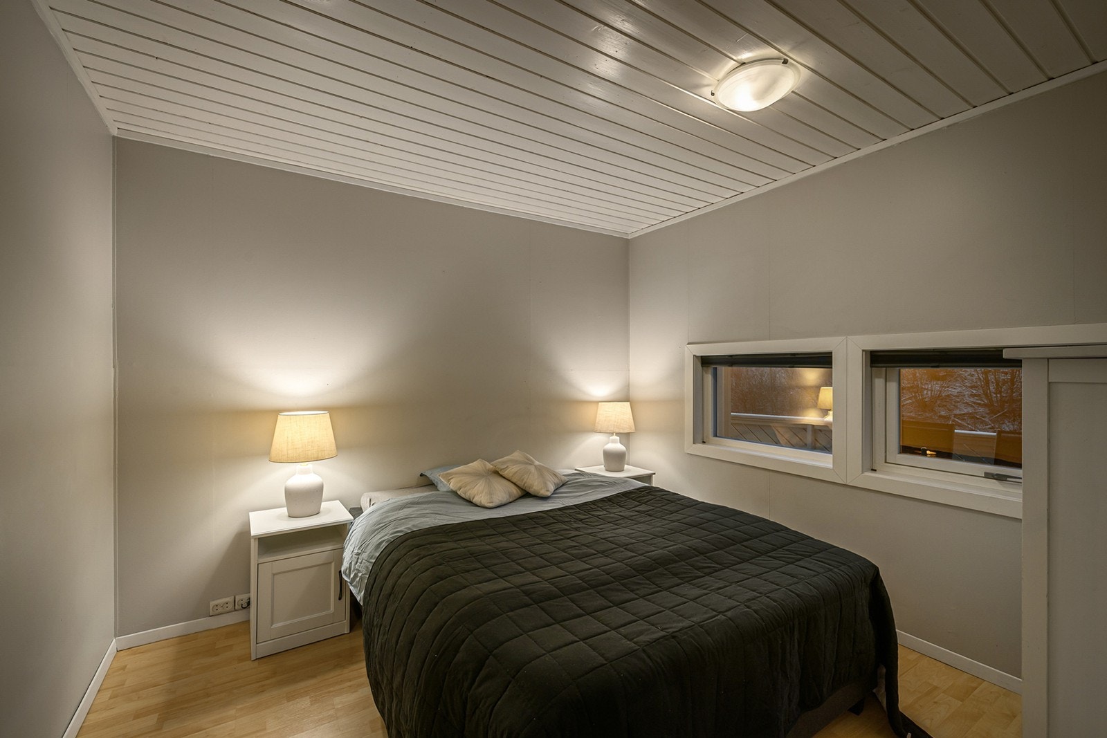 Hovedsoverommet er luftig og har god plass til dobbeltseng samt nattbord. Galleribilde