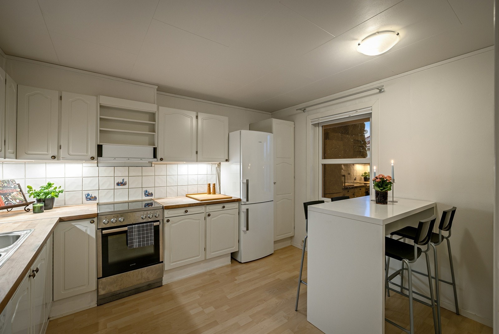 Kjøkkenet ligger adskilt og har plass til egnet spisebord. Galleribilde