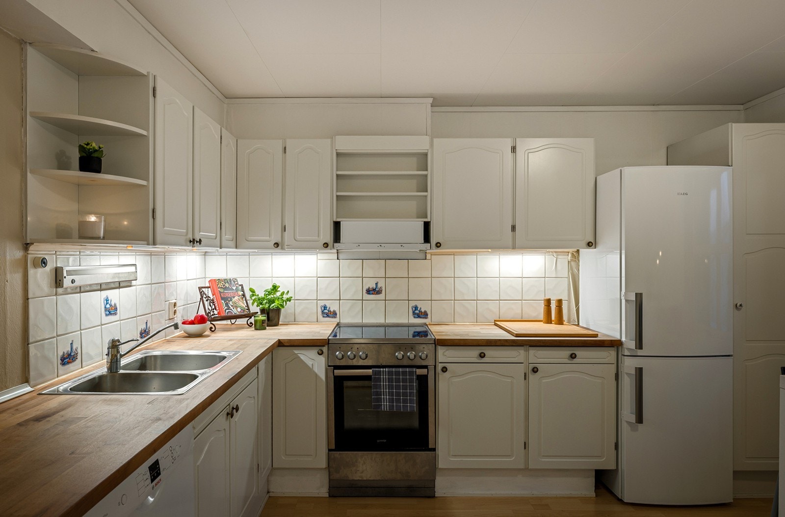 Stort kjøkken med mye skapplass og rikelig med benkeplass. Galleribilde