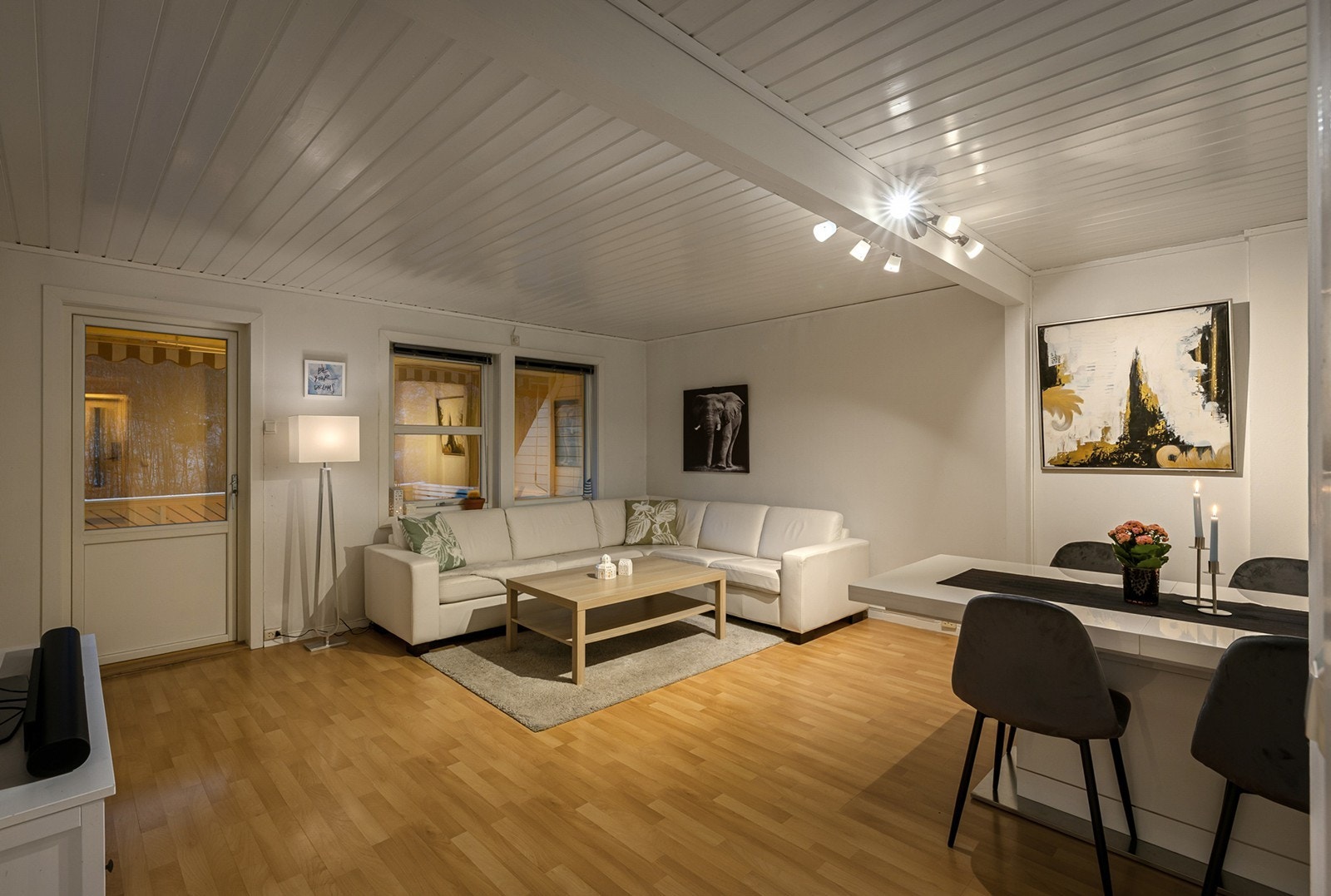 Romslig stue med gode møbleringsmuligheter. Galleribilde