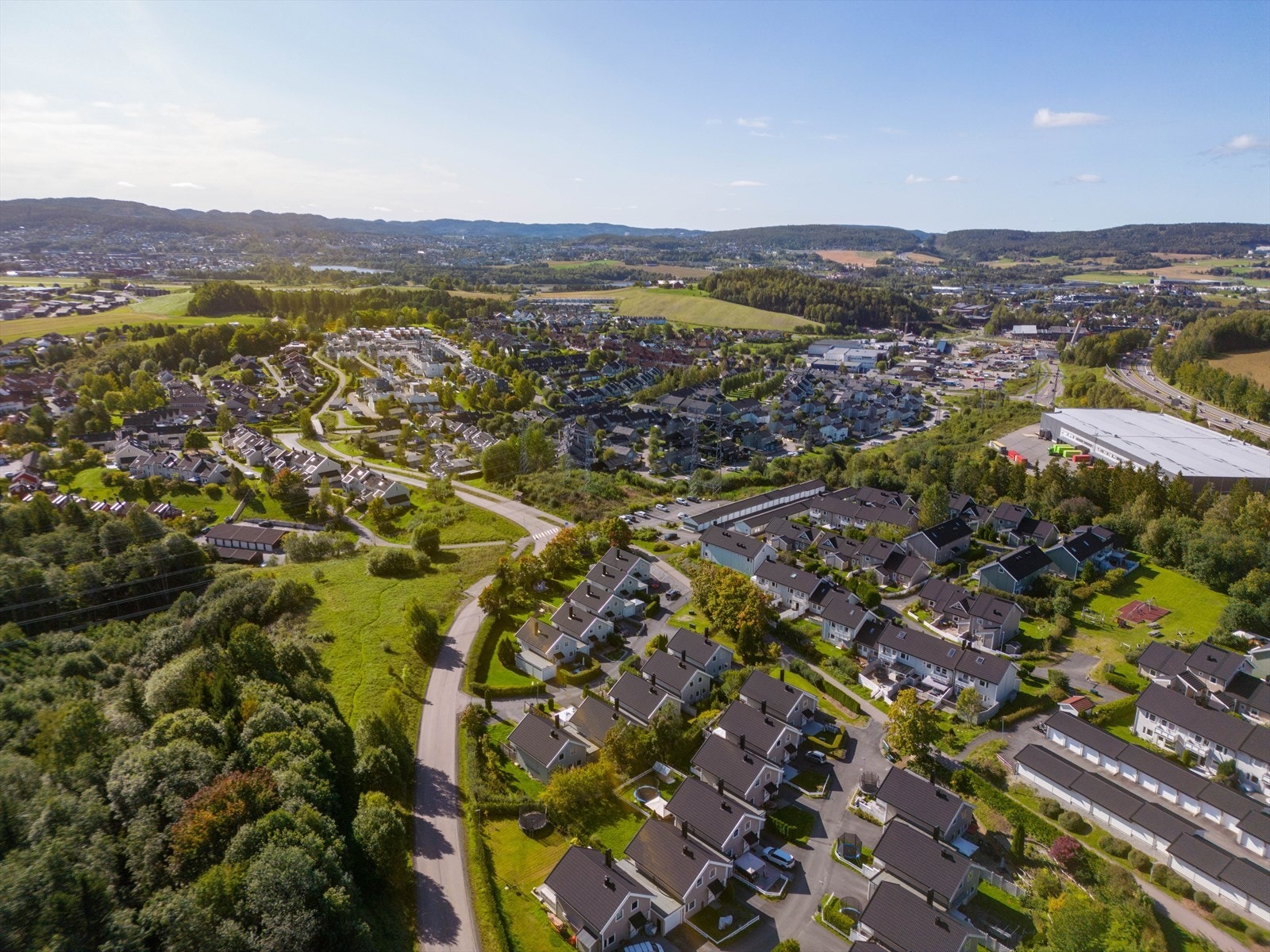 Leiligheten ligger fint til på Holt Vestvollen med nærhet til Lillestrøm, Skedsmokorset og gode kollektivtilbud. Galleribilde
