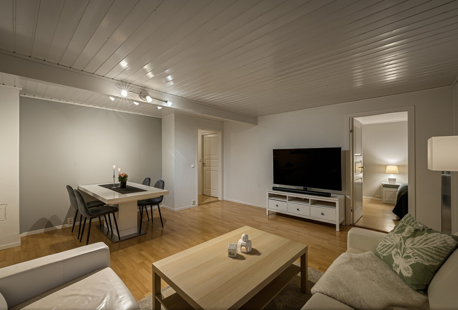 Det er god plass til både sofagruppe og spiseplass, noe som gjør rommet sosialt og funksjonelt. Galleribilde