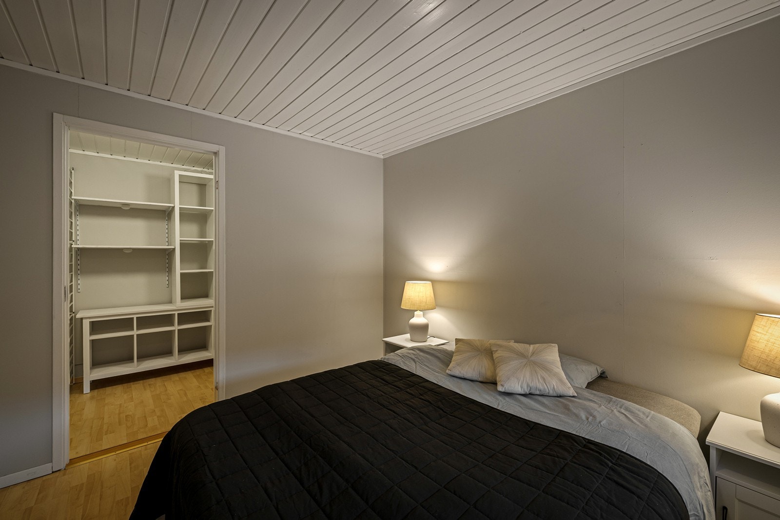 Soverommet har direkte tilgang til en bod som brukes som walk-in closet. Galleribilde