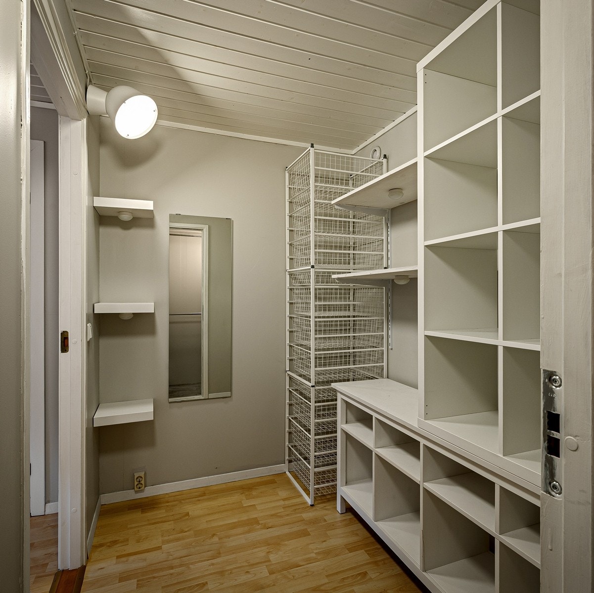 Bod som kan brukes som walk-in closet som sørger for ryddige oppbevaringsmuligheter. Galleribilde