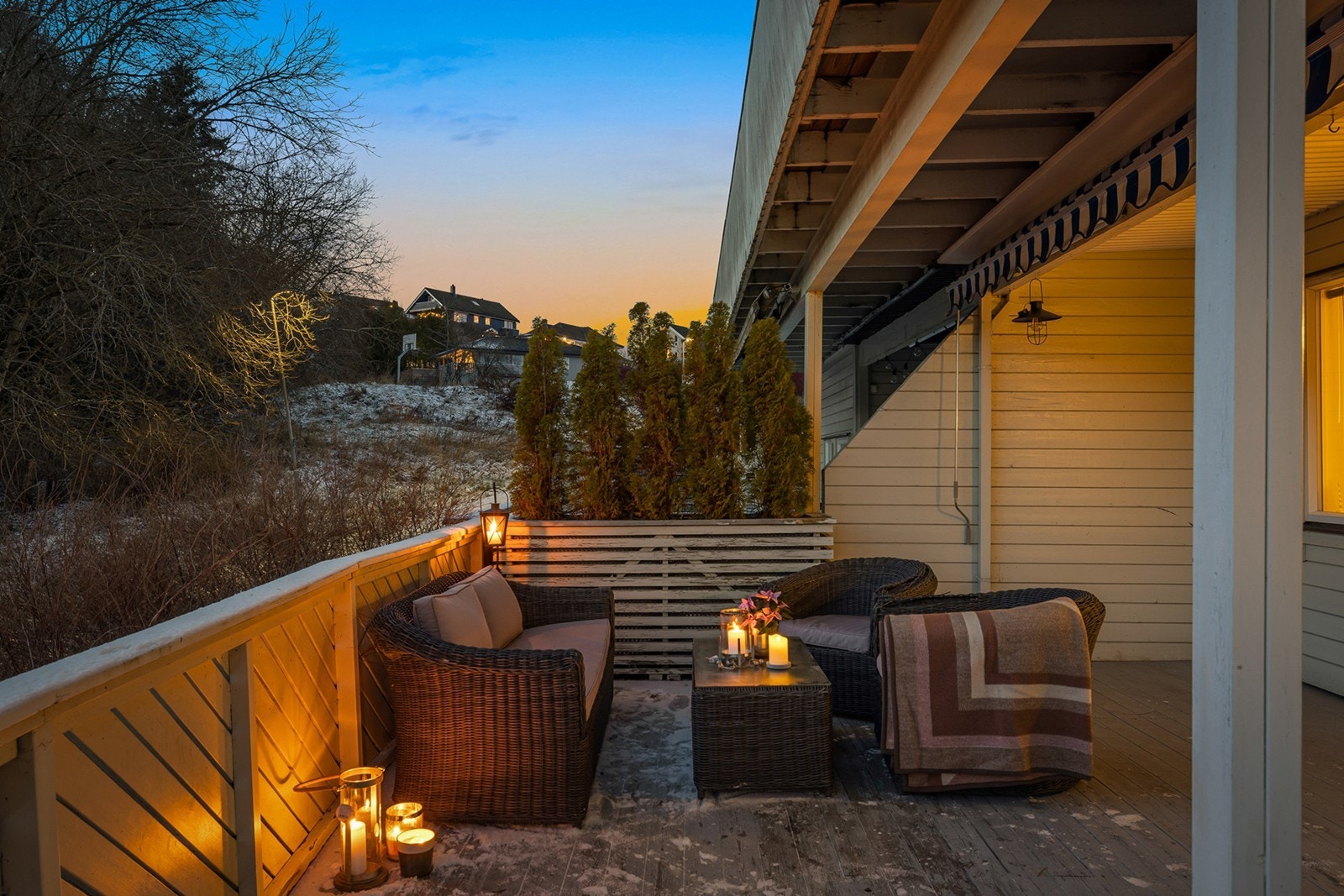 Hyggelig uteplass med lite innsyn og god plass for flere sittegrupper. Galleribilde