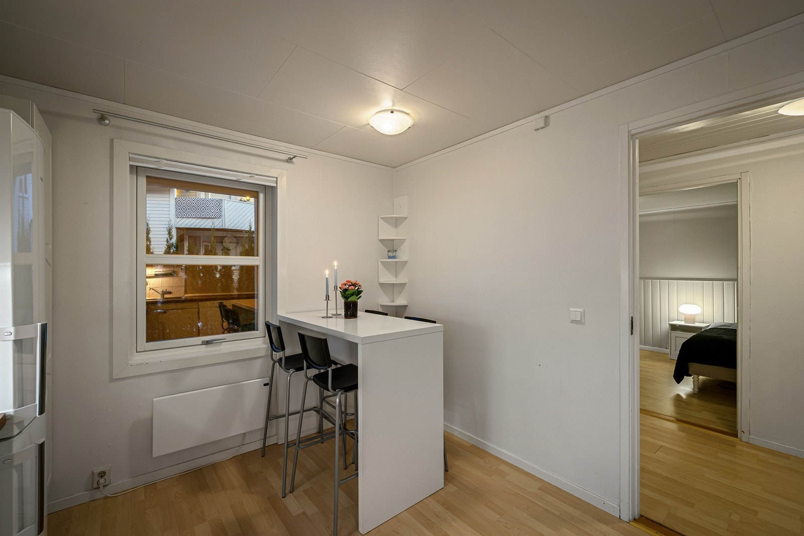 Vinduet på kjøkkenet gir rikelig med naturlig lys og en luftig følelse. Galleribilde