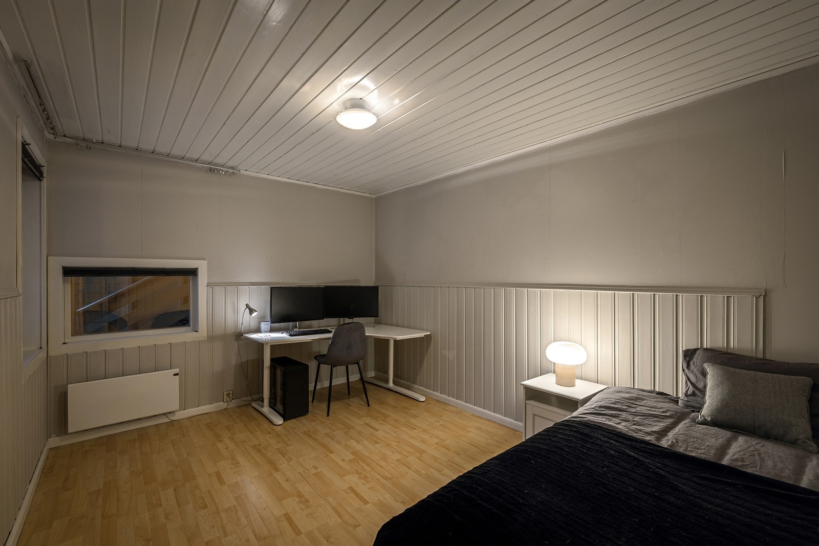 Rommet har god plass til både dobbeltseng og oppbevaringsløsninger. Galleribilde