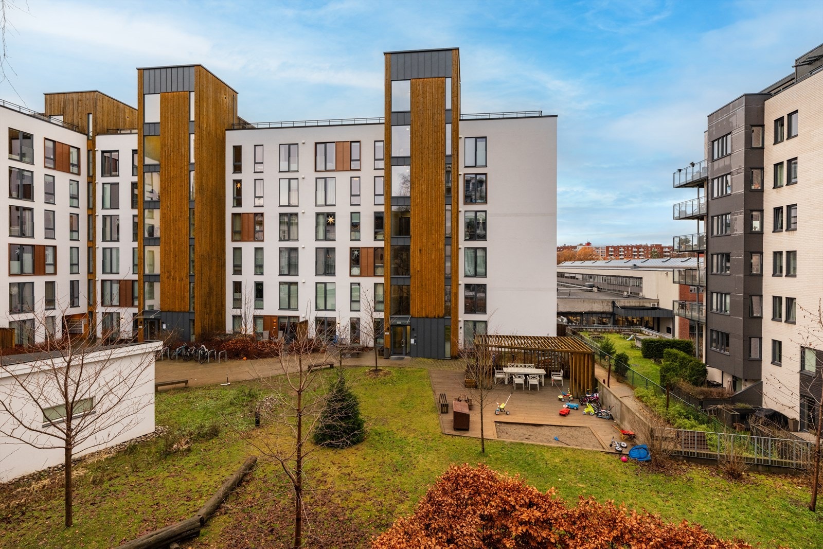 Fra balkongen har du et trivelig og åpent utsyn mot nabolaget. Galleribilde